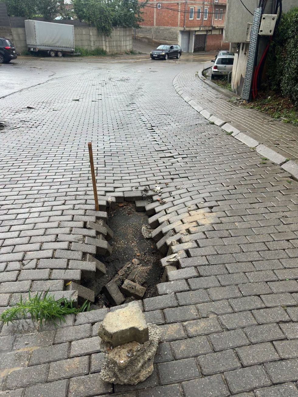 Vërshimet në Rahovec lënë pas vete gropa të mëdha