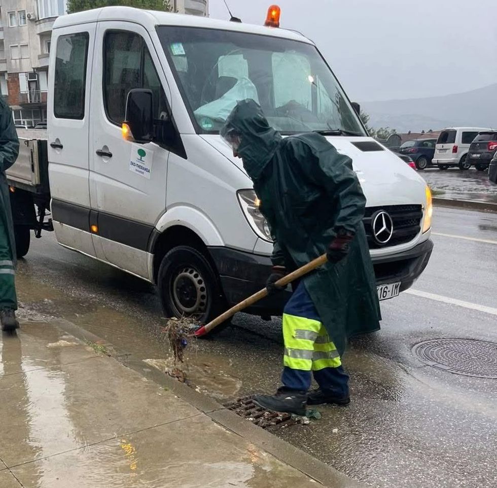 Ekipet e “EKO-THERANDA” në terren për pastrimin e pusetave dhe shkarkuesve të ujërave atmosferike