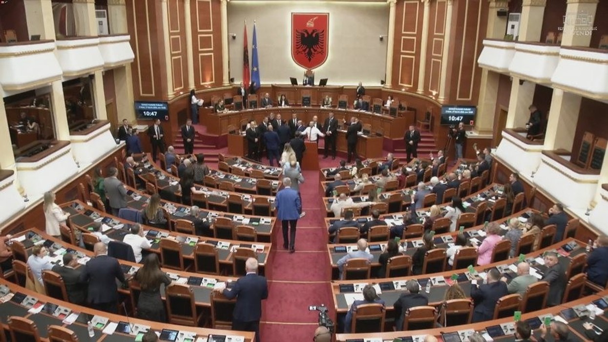 75 vota pro, Parlamenti kalon me procedurë të përshpejtuar huanë 302 milionë dollarë nga SHBA