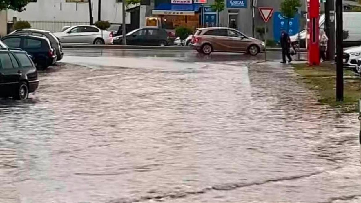 Uji vërshon rrugën “Turgut Ozal” në Prizren, vështirësohet qarkullim Uji vërshon rrugën “Turgut Ozal” në Prizren, vështirësohet qarkullim