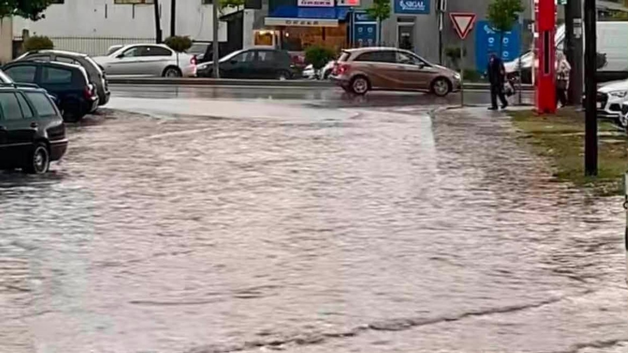 Uji vërshon rrugën “Turgut Ozal” në Prizren, vështirësohet qarkullim