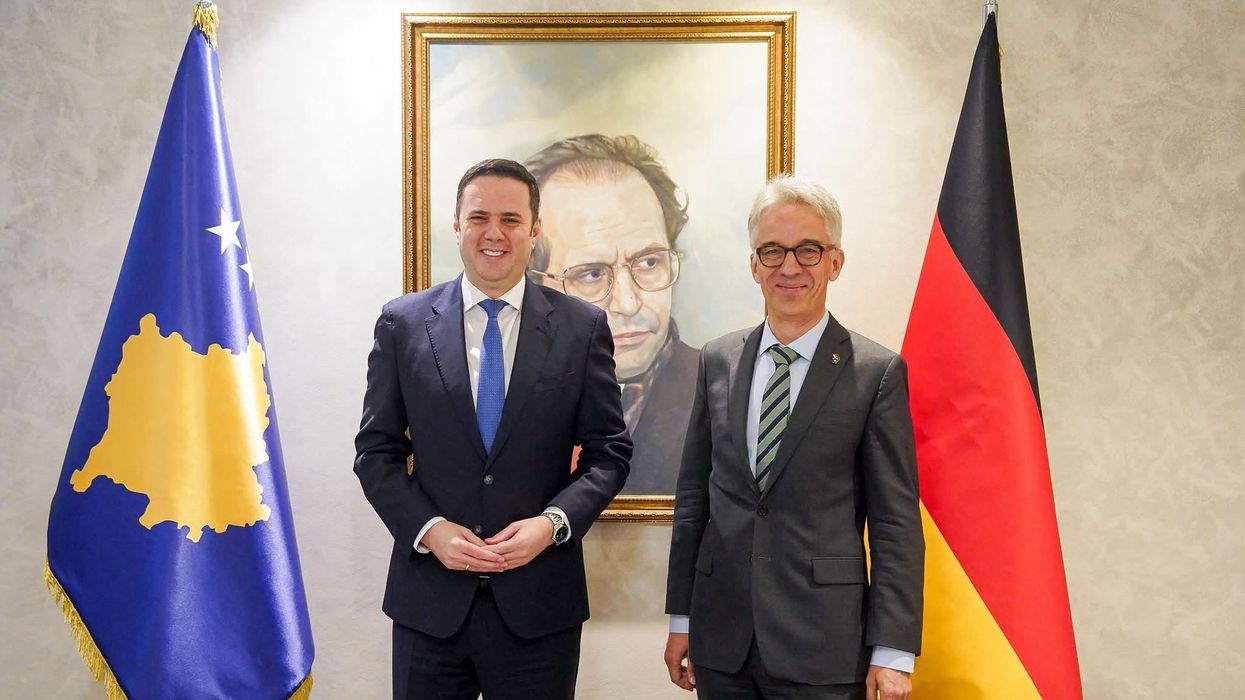 Abdixhiku takohet me ambasadorin gjerman, diskutojnë për konstituimin e institucioneve të Kosovës Abdixhiku takohet me ambasadorin gjerman, diskutojnë për konstituimin e institucioneve të Kosovës