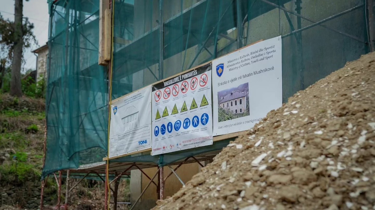 Kanë nisur punimet restauruese në Shkollën e vjetër të Mushnikovës