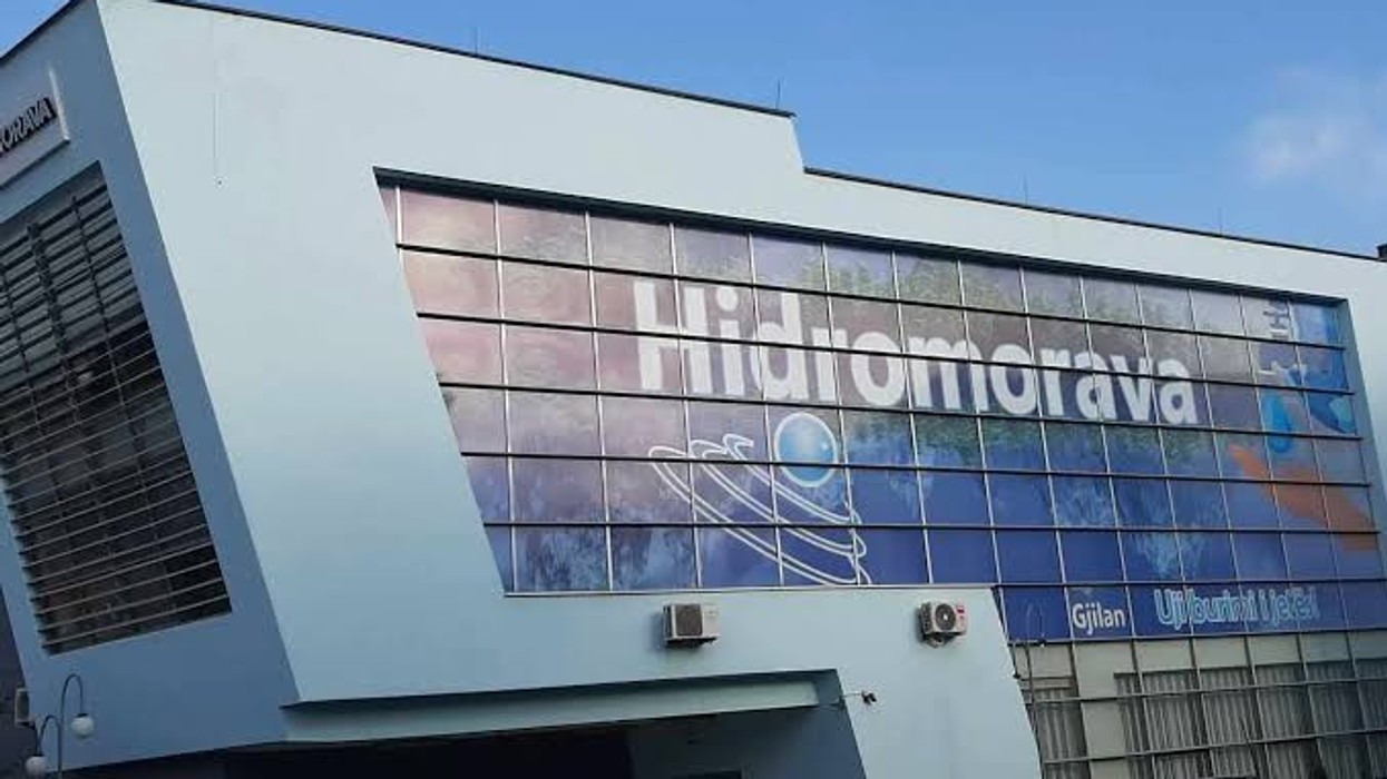 Defekt në gypin e ujësjellësit, ndërpritet furnizimi me ujë në disa zona të Gjilanit