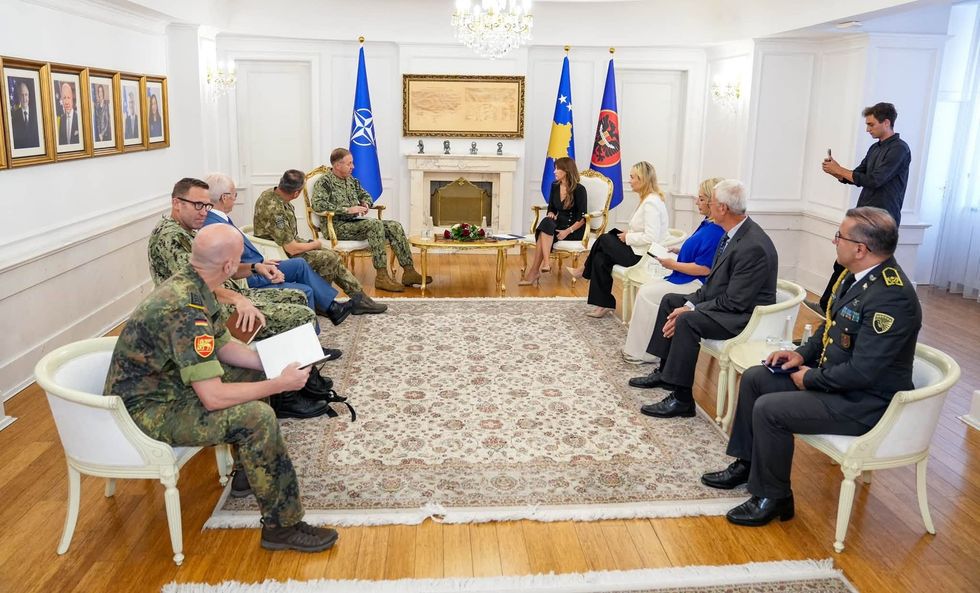 Haxhiu takohet me komandantin e Komandës Aleate në Napoli: Anëtarësimi në NATO mbetet synim strategjik i Kosovës