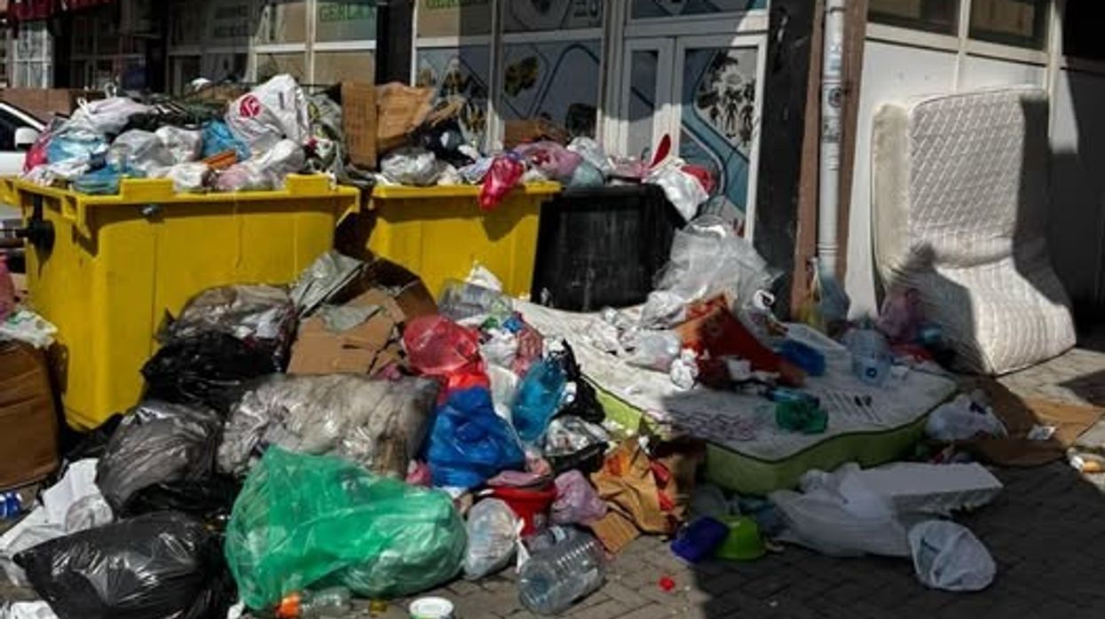“Kush e ka fajin?” – Mbeturinat pushtojnë rrugën “Nënë Tereza” në Fushë Kosovë, banorët kërkojnë reagim “Kush e ka fajin?” – Mbeturinat pushtojnë rrugën “Nënë Tereza” në Fushë Kosovë, banorët kërkojnë reagim