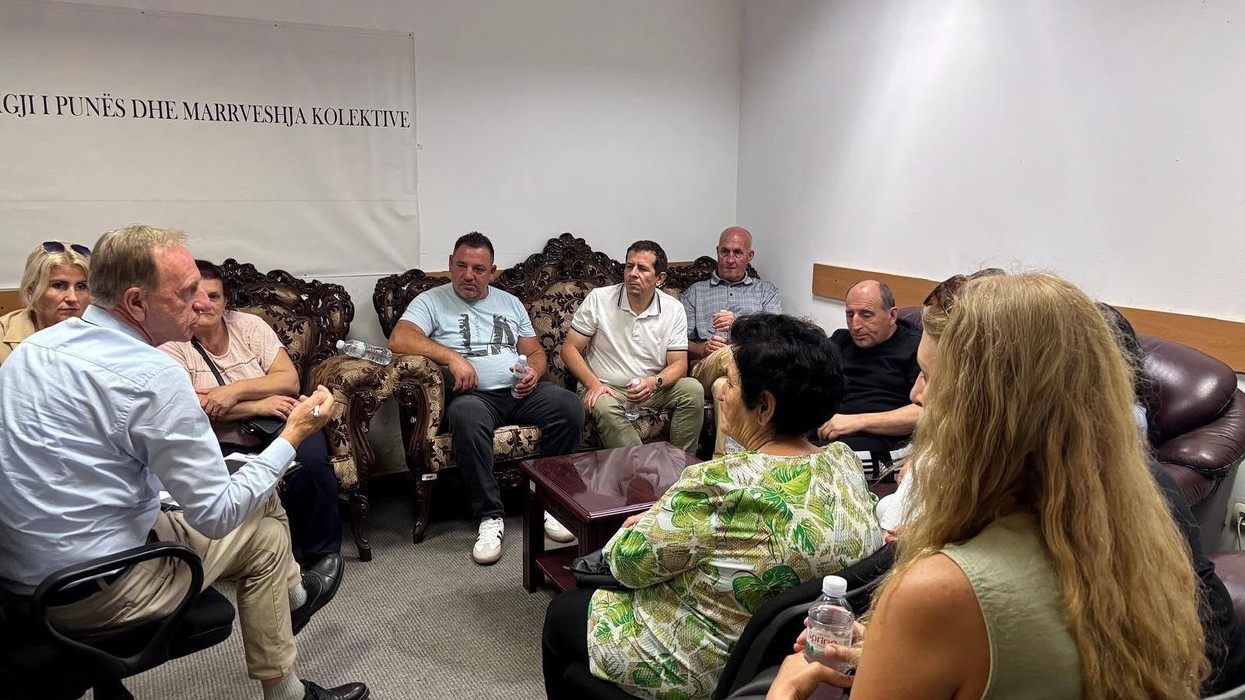 Punëtorët teknikë të shkollave fillore në Prishtinë paralajmërojnë grevë, ende pa pagat e qershorit