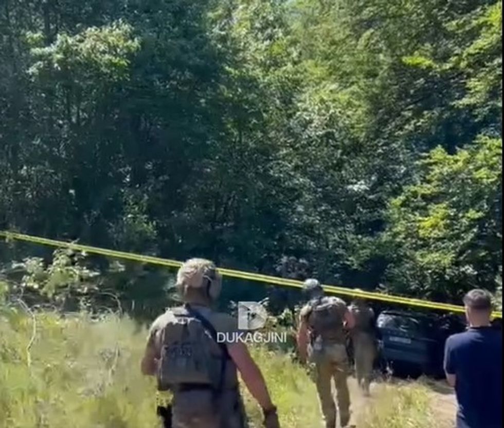 Pamje nga Kalludra e Vogël, dyshohet për varrezë masive – zona ruhet nga njësitet elitare të Policisë së Kosovës