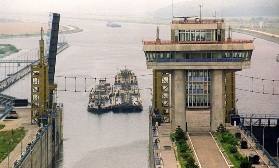 Danubi në minimum historik, Rumania fik një reaktor bërthamor