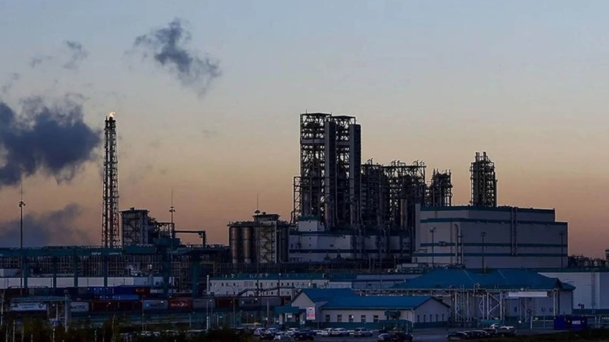 Edhe një problem për Putinin, rafineria në Siberi ndalon punën pas sulmit ajror ukrainas