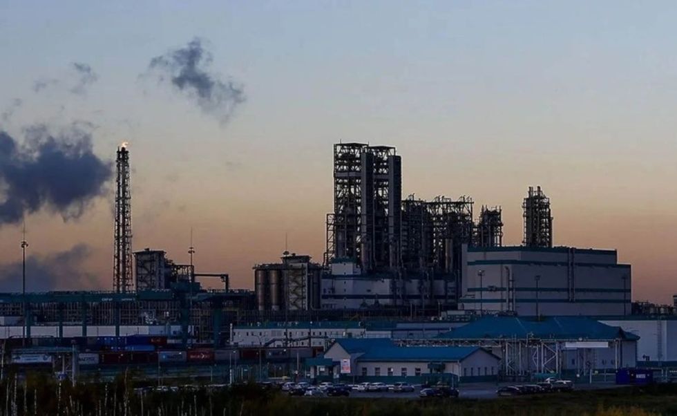 Edhe një problem për Putinin, rafineria në Siberi ndalon punën pas sulmit ajror ukrainas
