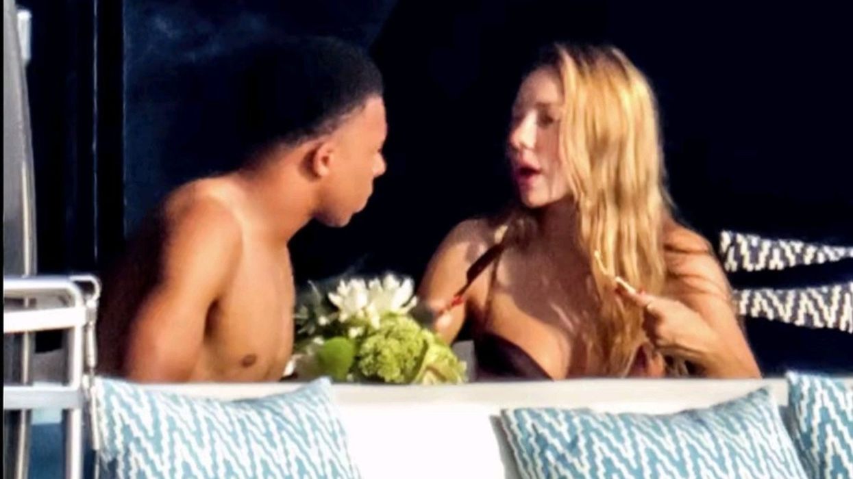 Kylian Mbappe dhe aktorja spanjolle Ester Exposito fotografohen së bashku në një jaht luksoz në Sardenjë Kylian Mbappe dhe aktorja spanjolle Ester Exposito fotografohen së bashku në një jaht luksoz në Sardenjë