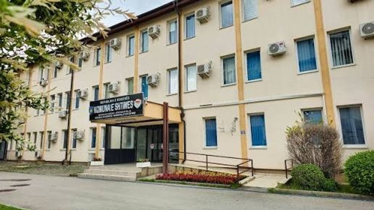 Komuna e Shtimes mbyll përkohësisht parkingu para objektit komunal Komuna e Shtimes mbyll përkohësisht parkingu para objektit komunal