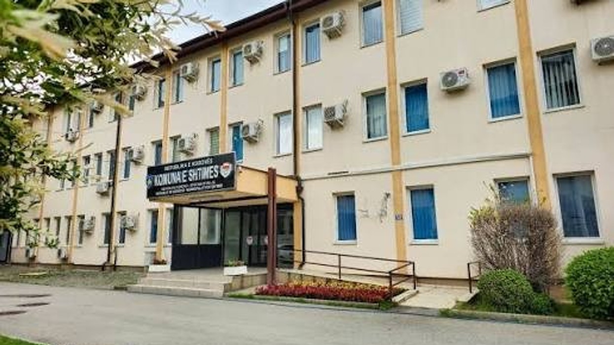 Komuna e Shtimes mbyll përkohësisht parkingu para objektit komunal