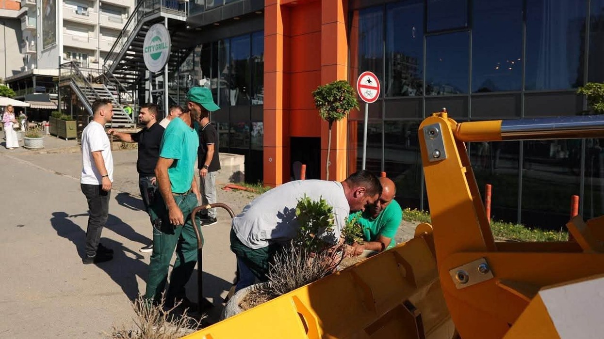 Skenderaj mbyll hapësirën pranë sheshit për vetura, zona i dedikohet këmbësorëve