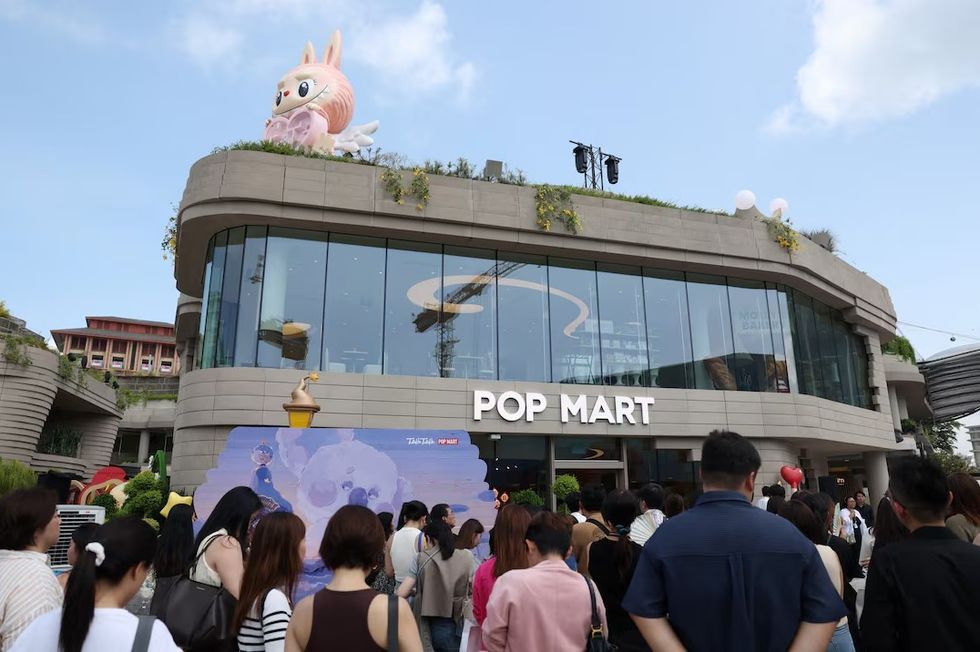 Labubu shndërrohet në ëmbëlsirë – Pop Mart hap furrën e parë ndërkombëtare në Singapor
