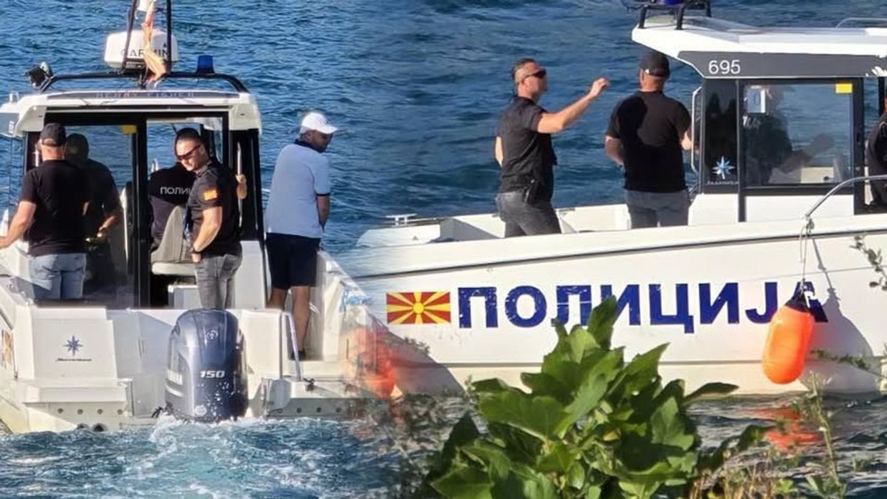 Shpëtohen dy persona në Liqenin e Ohrit, për shkak të erës së fortë po largoheshin në mënyrë të pakontrolluar nga bregu