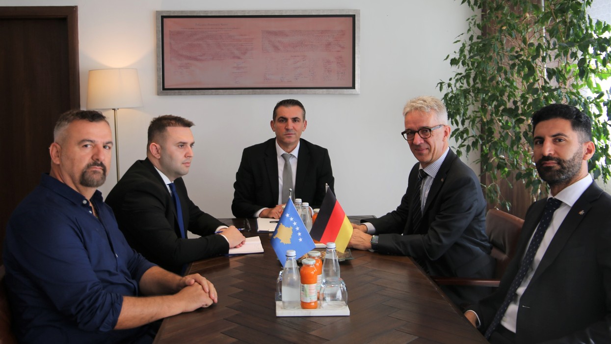 Gashi pret ambasadorin Rudolph, diskutohet forcimi i pavarësisë institucionale