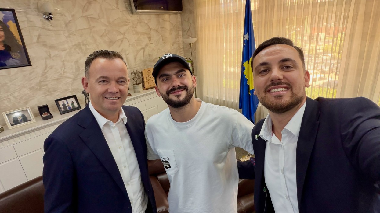 "Tjetër 'vibe' me Butrintin", Faton Peci pret në takim këngëtarin Butrint Imeri