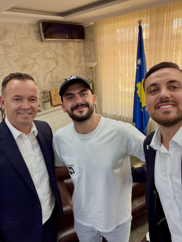 "Tjetër 'vibe' me Butrintin", Faton Peci pret në takim këngëtarin Butrint Imeri