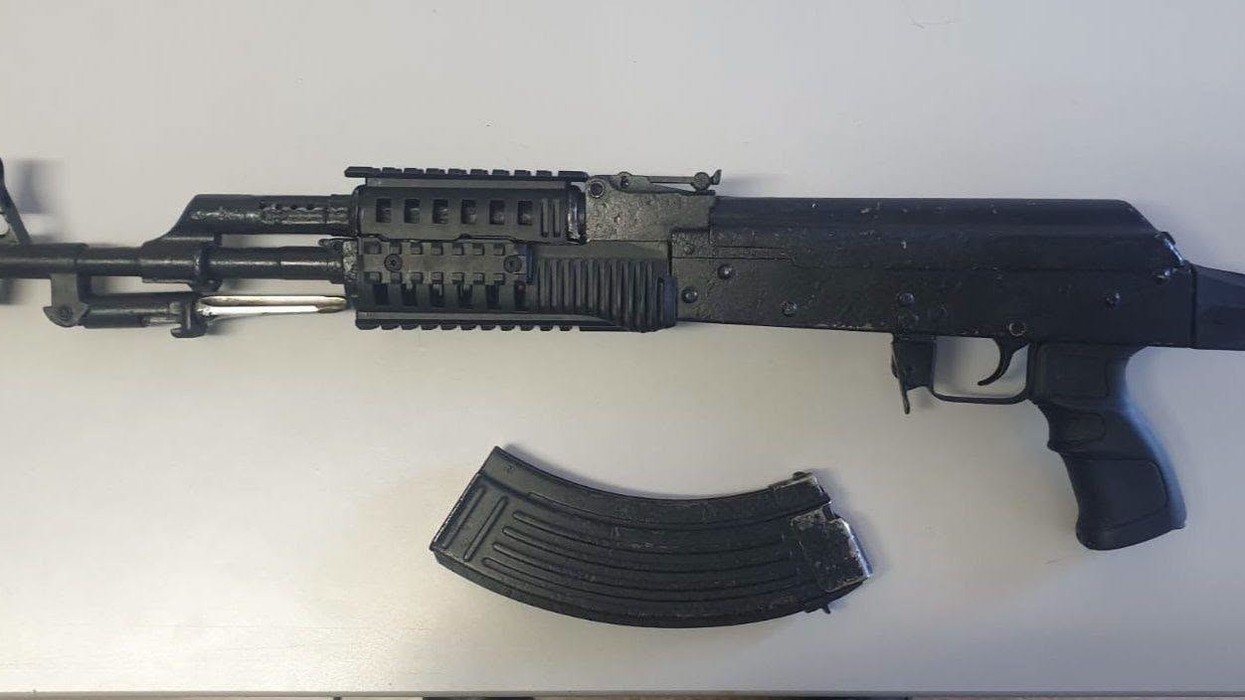 Arrestohet 22-vjeçari në Obiliq për kanosje, i konfiskohet një armë AK-47