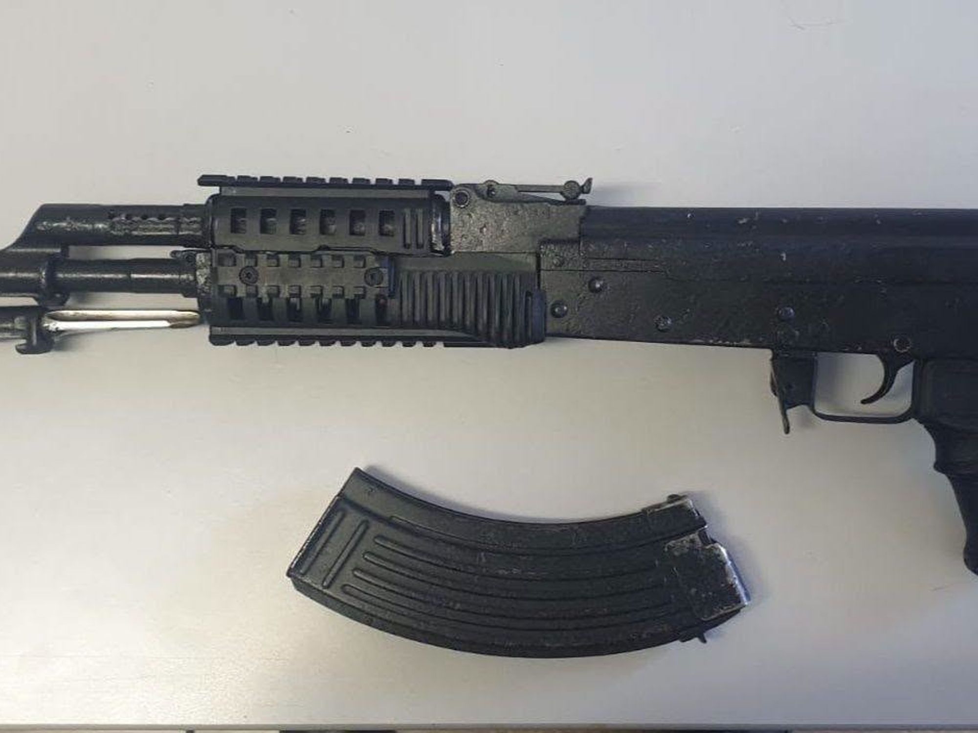 Arrestohet 22-vjeçari në Obiliq për kanosje, i konfiskohet një armë AK-47 Arrestohet 22-vjeçari në Obiliq për kanosje, i konfiskohet një armë AK-47