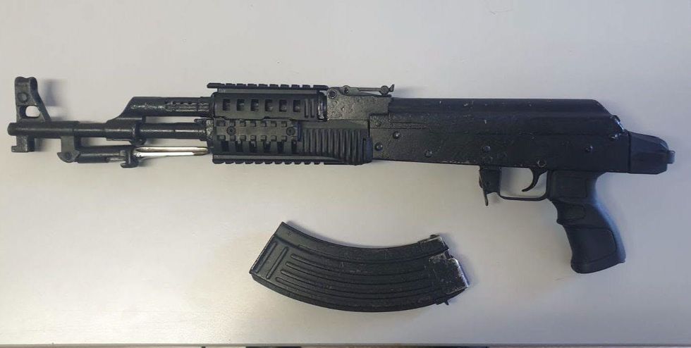 Arrestohet 22-vjeçari në Obiliq për kanosje, i konfiskohet një armë AK-47