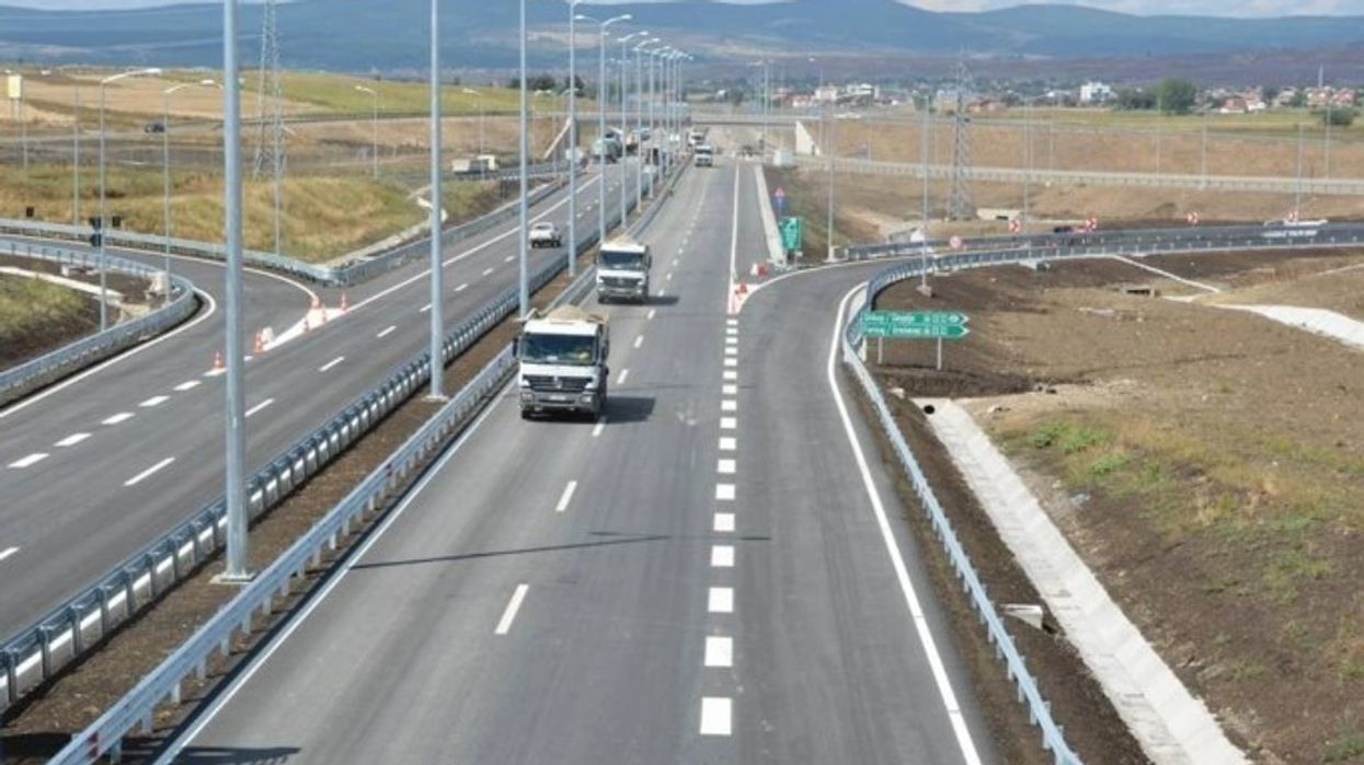Temperaturat e larta, sot do të ketë kufizime në auto-udhë për automjetet e transportit të mallrave me masë totale mbi 20 tonë Temperaturat e larta, sot do të ketë kufizime në auto-udhë për automjetet e transportit të mallrave me masë totale mbi 20 tonë