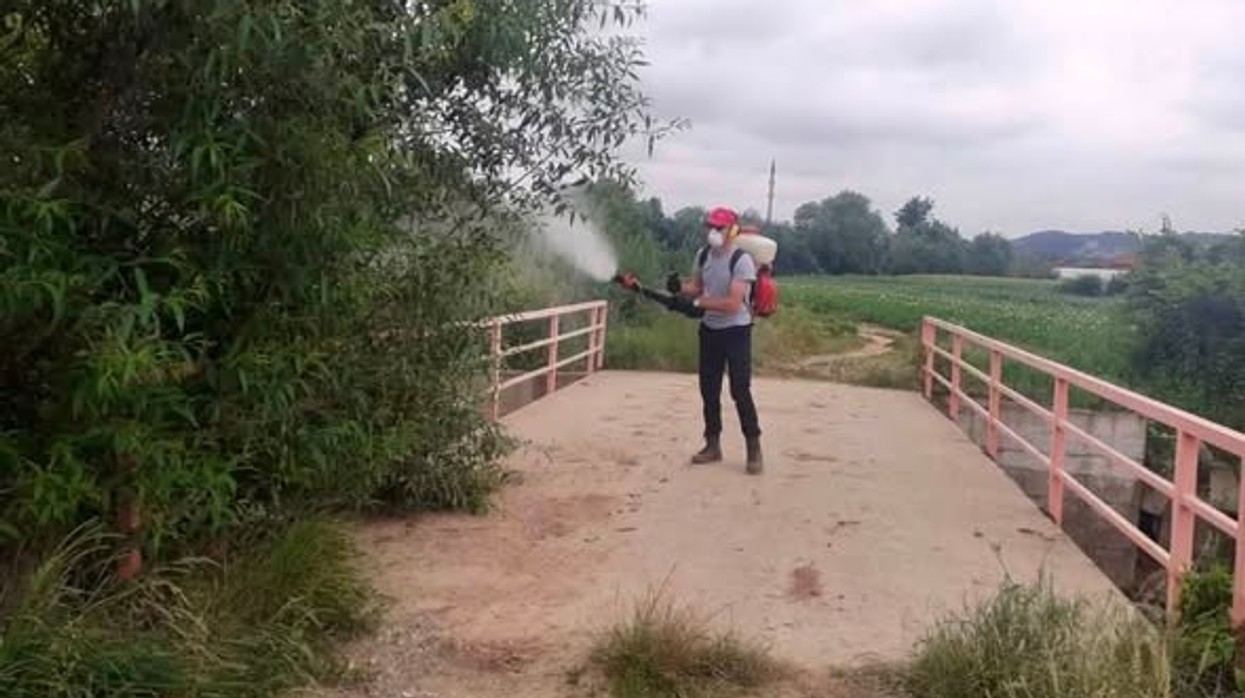 Podujeva nis dezinsektimin e hapësirave publike, qytetarët njoftohen për masat gjatë trajtimit kundër mushkonjave