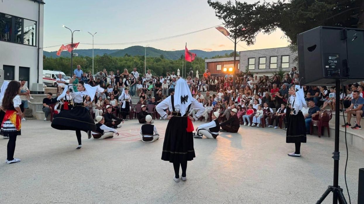 “Java e Diasporës” nis në Deçan me këngë e valle “Java e Diasporës” nis në Deçan me këngë e valle