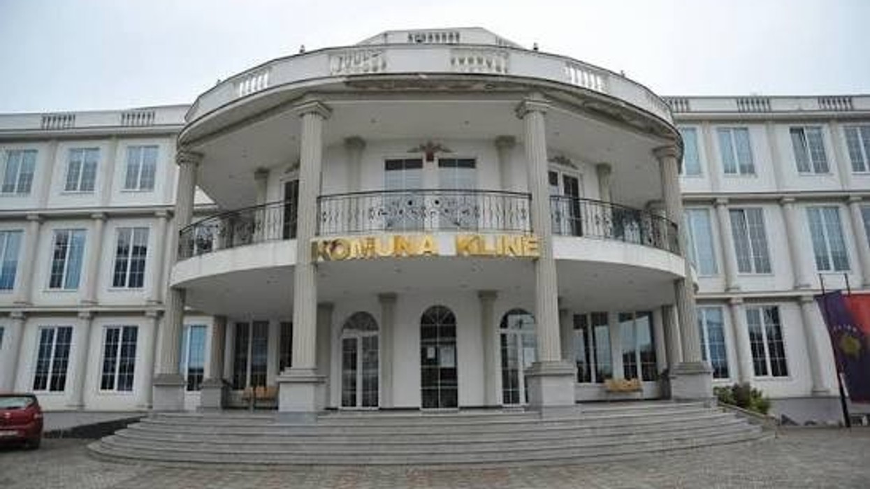Njoftim për banorët e Klinës: 30 ditë afat për lirimin e hapësirës ku do të ndërtohet parkingu