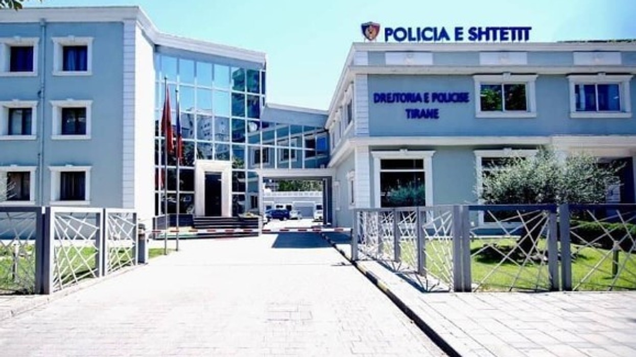 Dyshohet se ushtroi dhunë ndaj një 2-vjeçari në një kopsht privat, arrestohet edukatorja në Tiranë