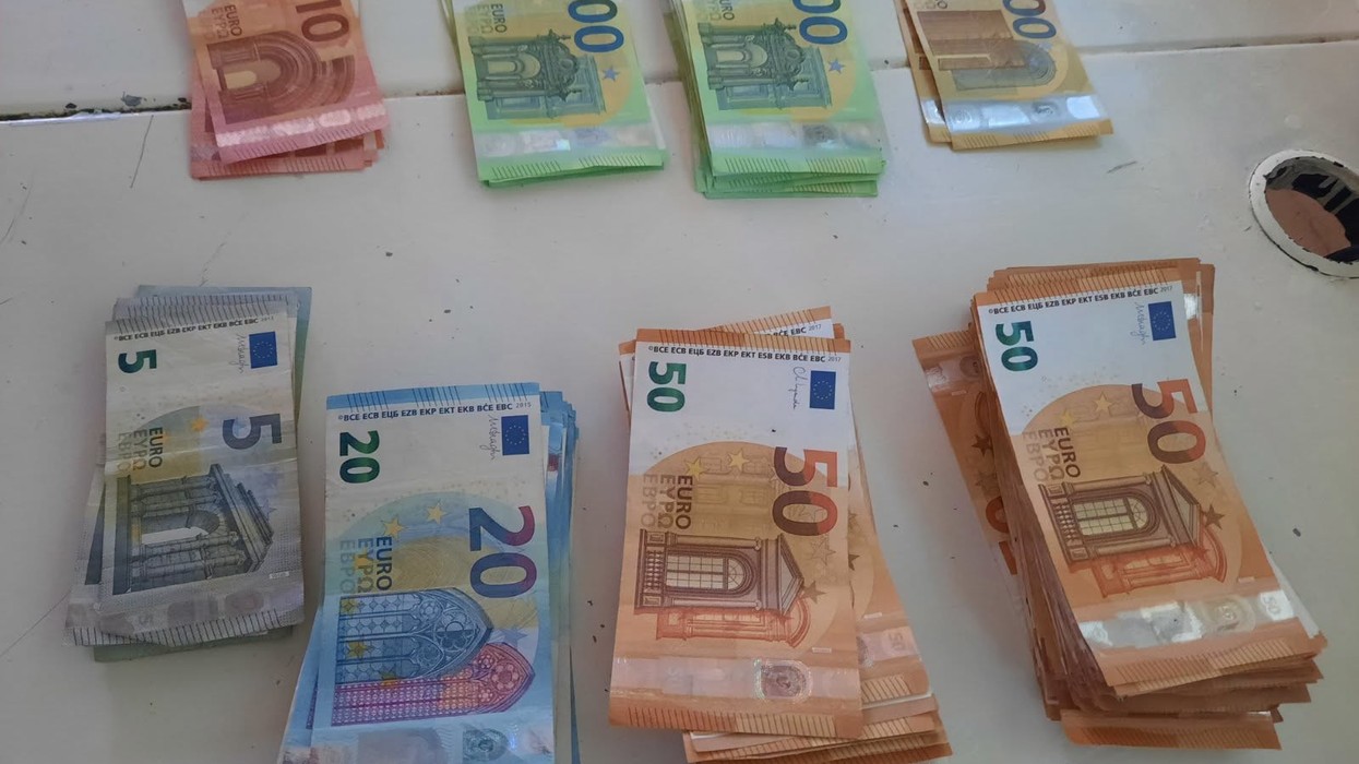 Nuk i deklaroi, Dogana i konfiskon një shtetasi të huaj rreth 13 mijë euro në Bërnjak