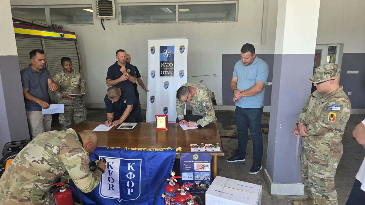 KFOR-i amerikan dhuron donacion për Brigadën e Zjarrfikësve në Ferizaj