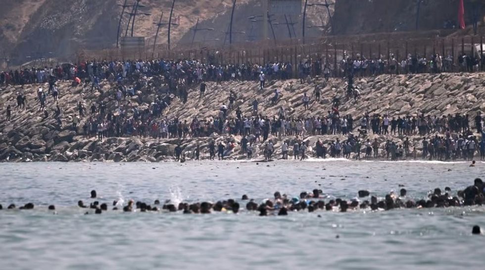 Spanja dërgon ushtrinë në Ceuta pas hyrjes masive të migrantëve