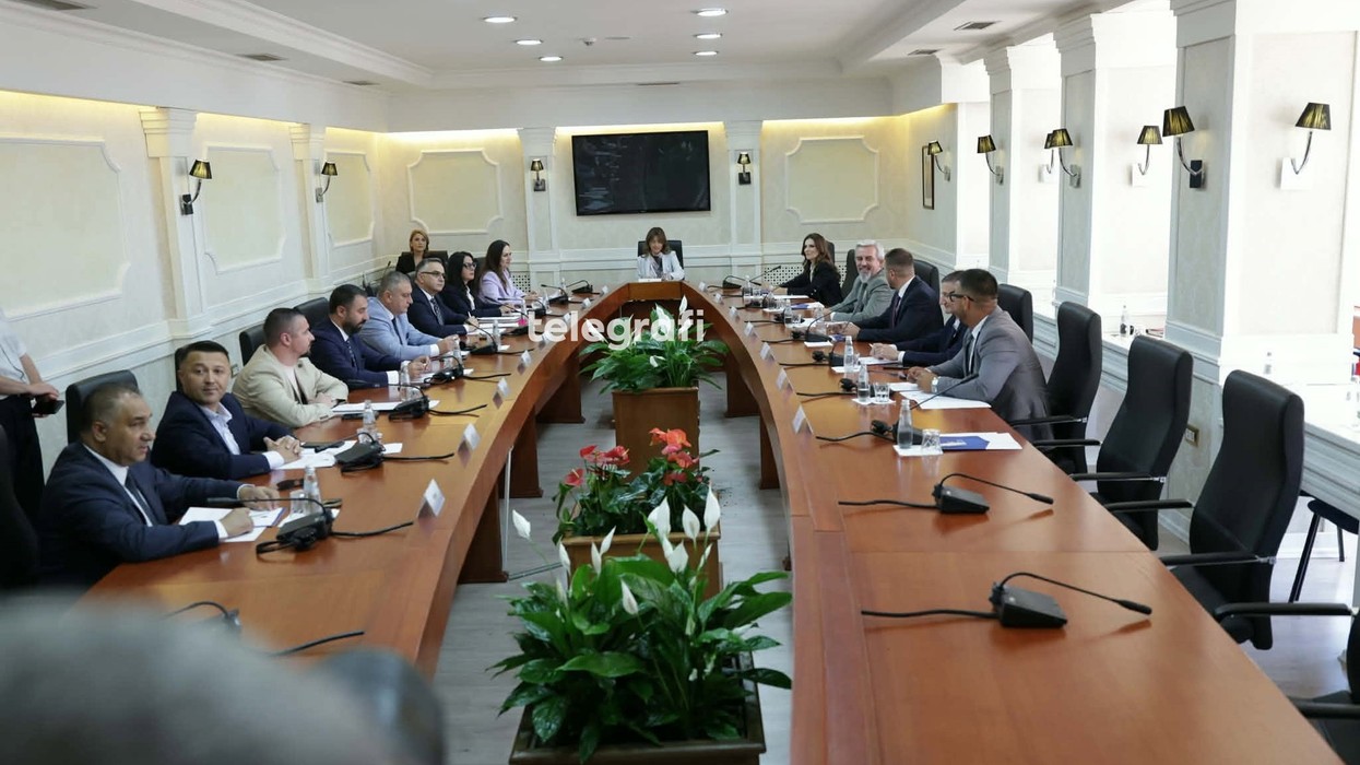 Nis takimi i Haxhiut me përfaqësuesit e partive politike për seancën konstituive