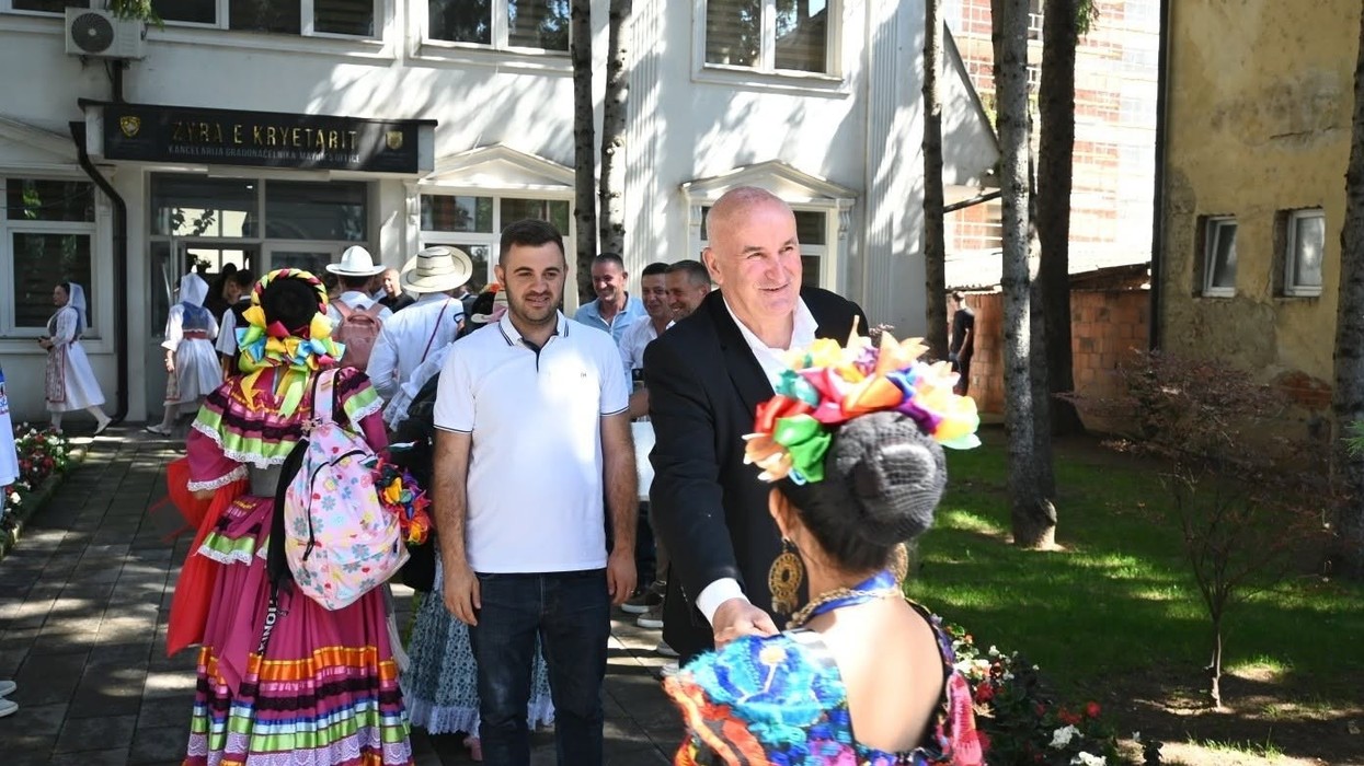 Haliti pret delegacionet e Festivalit Ndërkombëtar “N’Karadak Krisin Tupanat”, ndan mirënjohje për pjesëmarrësit