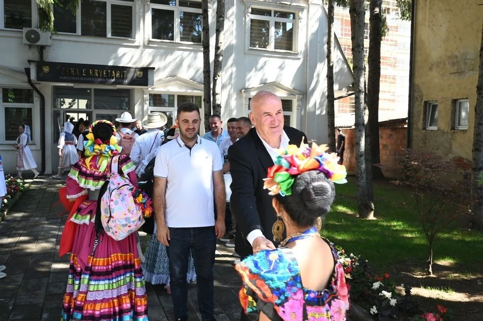 Haliti pret delegacionet e Festivalit Ndërkombëtar “N’Karadak Krisin Tupanat”, ndan mirënjohje për pjesëmarrësit