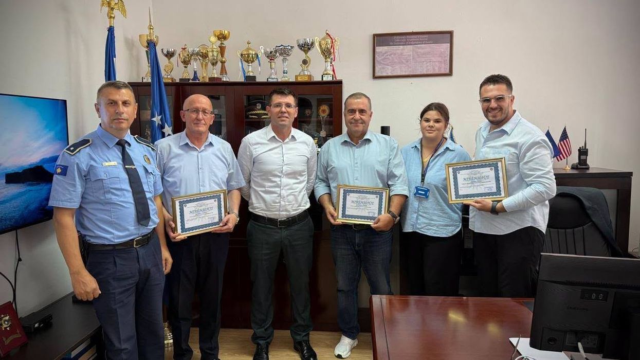 Policia e Pejës ndan mirënjohje për institucionet shëndetësore Policia e Pejës ndan mirënjohje për institucionet shëndetësore