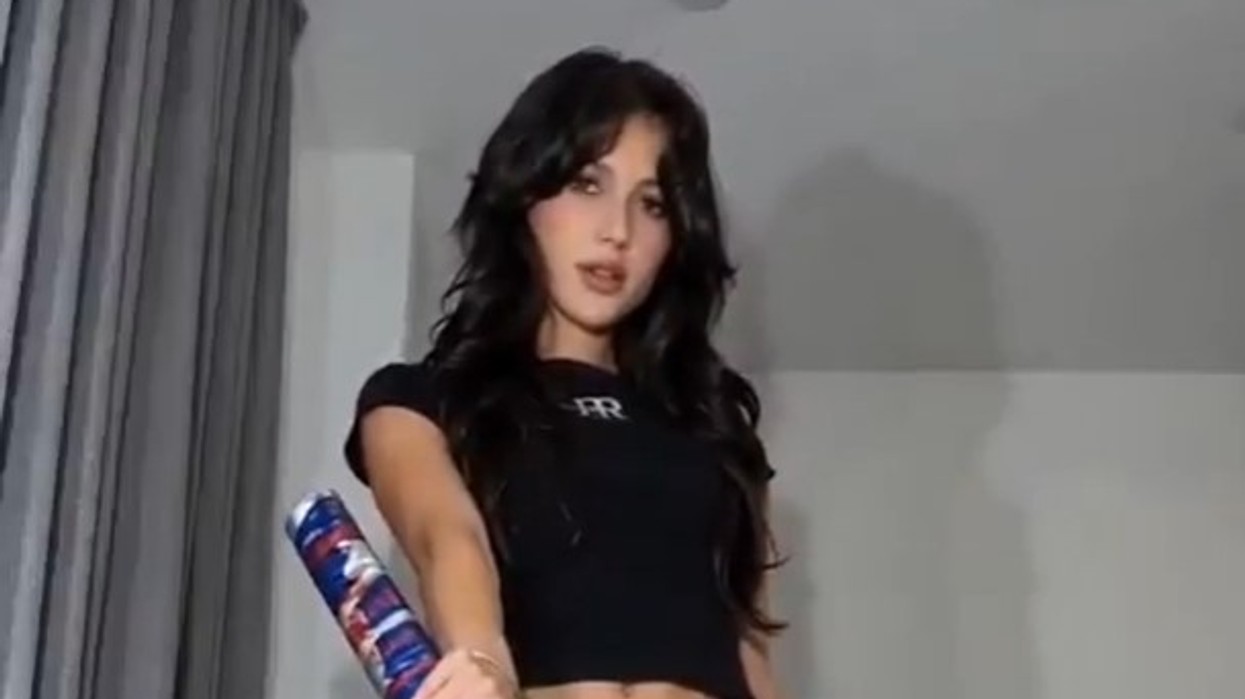 Samurai moderne krijon një katana nga kanaçet e Red Bullit, shpata që po mahnit internetin