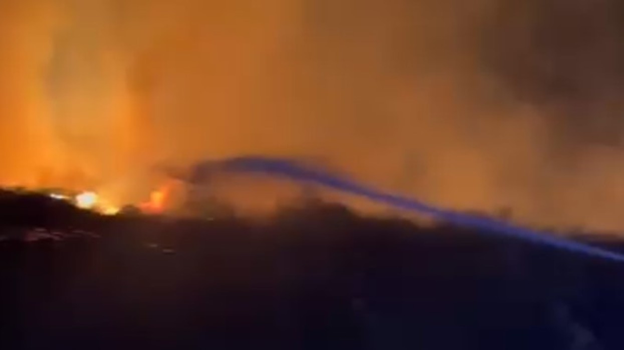 Zjarr pas mesnate në Palasë, alarmohen banorët dhe pushuesit