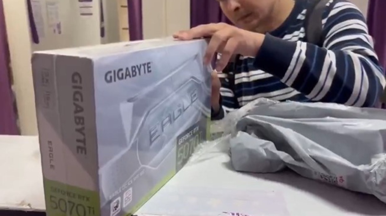 Porositi kartë grafike RTX 5070 Ti, por në kuti gjeti një shishe ujë