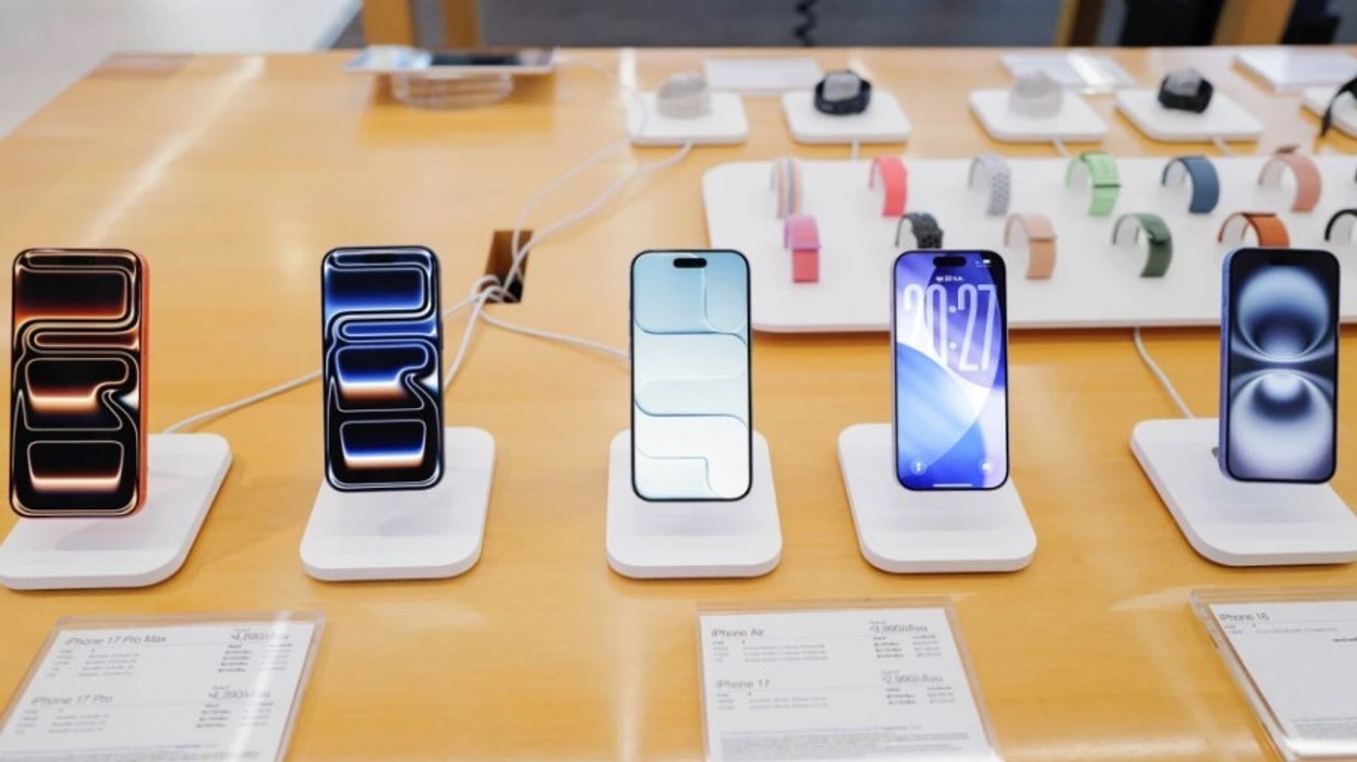 Rënie globale e shitjeve të smartfonëve në 2026, gjigantët premium rezistojnë