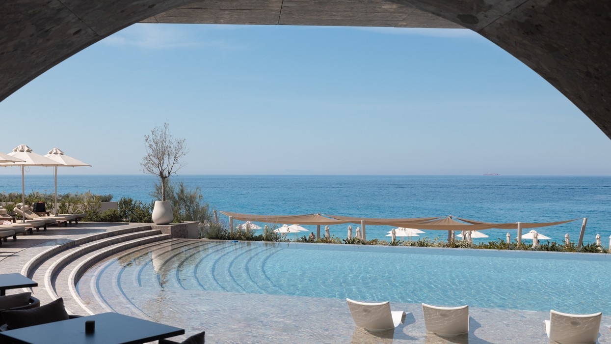 Nga brigjet e Jonit në Forbes: Green Coast Hotel sjell historinë e re të Rivierës Shqiptare në skenën ndërkombëtare