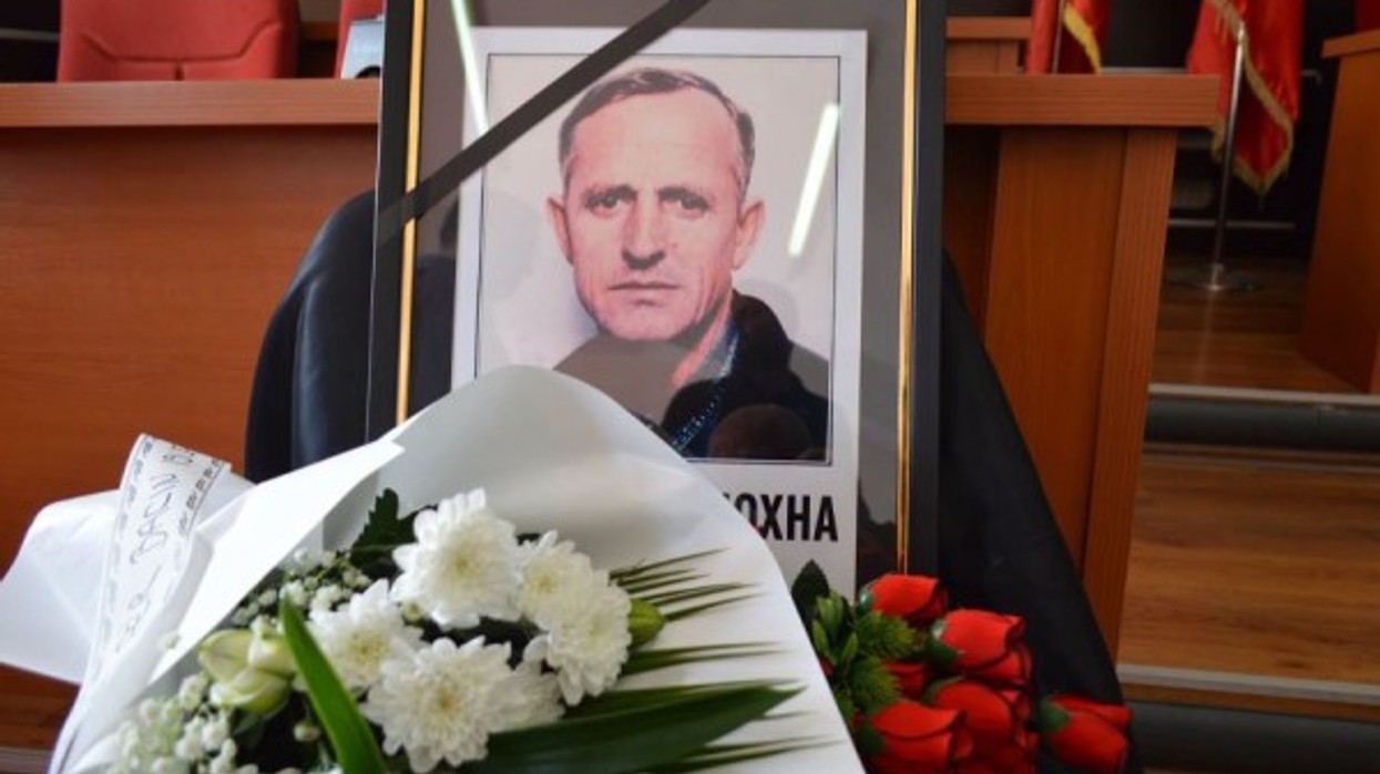 Në Shtime varroset Isuf Hoxha, iu gjetën mbetjet mortore pas 27 vjetësh