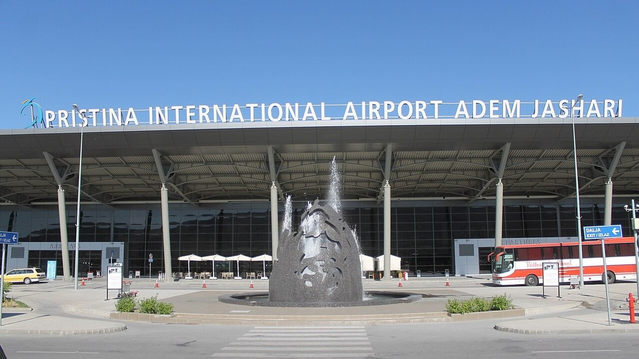 Për shpërdorim të pasurisë, shtetasja gjermane ndalohet në Aeroportin e Prishtinës