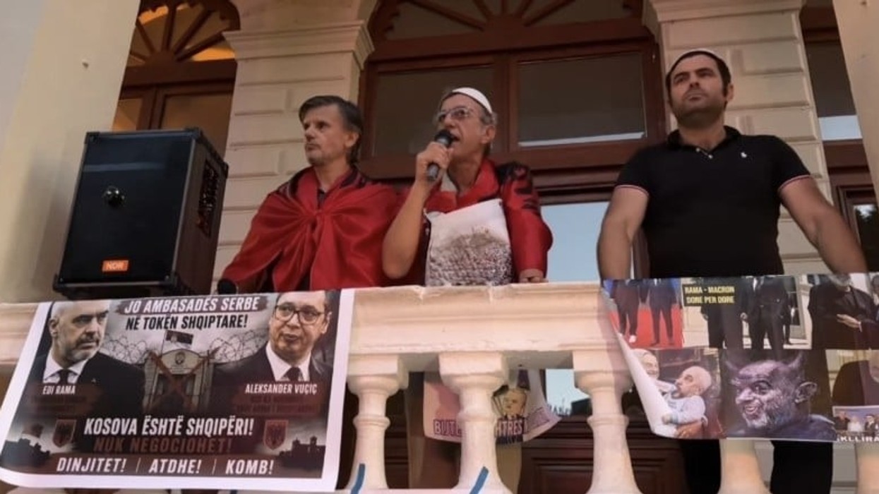 Hapja e konsullatës serbe në Shkodër, banorët në protestë: I kemi të freskëta plagët, kemi vuajtur shumë