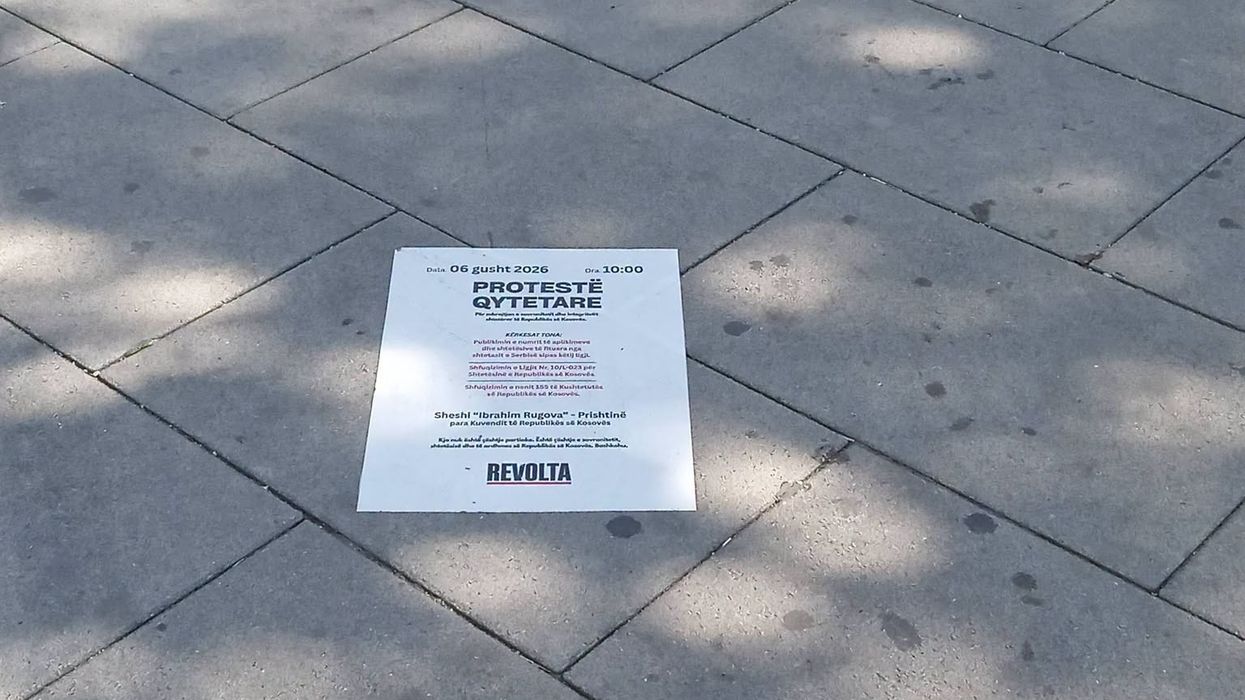 Në sheshin e Mitrovicës vendosen fletushka për protestë kundër shtetësisë për shtetasit e Serbisë Në sheshin e Mitrovicës vendosen fletushka për protestë kundër shtetësisë për shtetasit e Serbisë