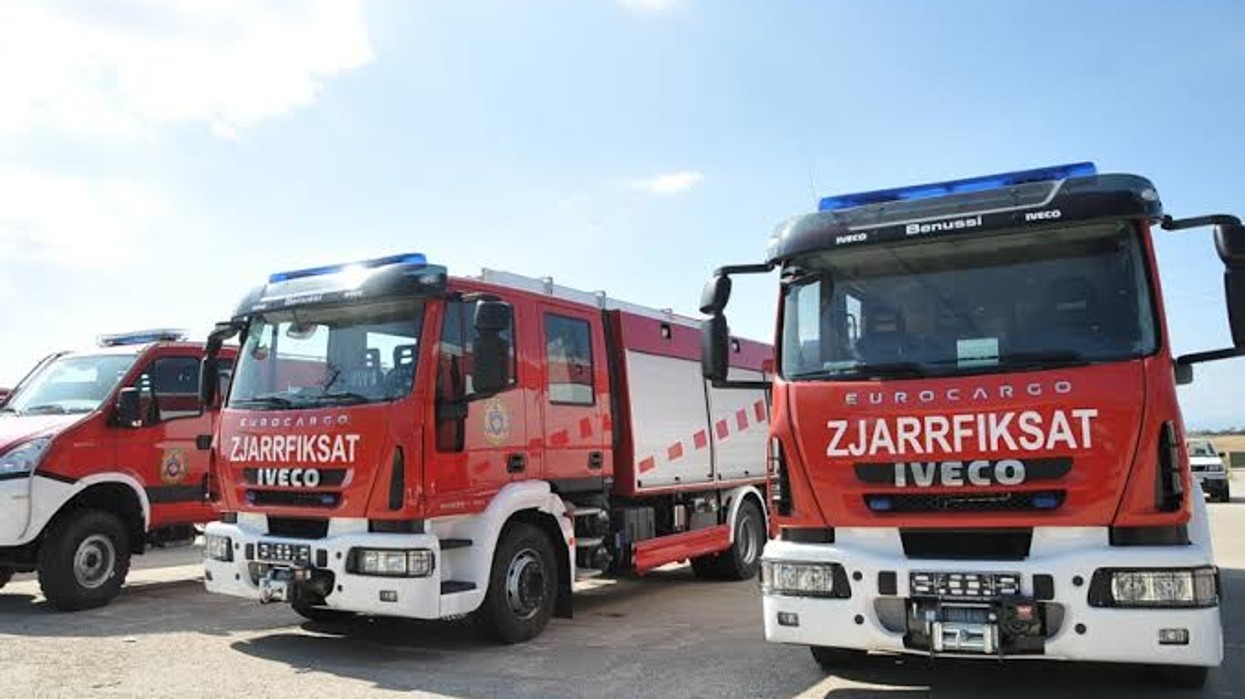 Zjarr në një shtëpi në Kolovic në Prishtinë, intervenojnë zjarrfikësit