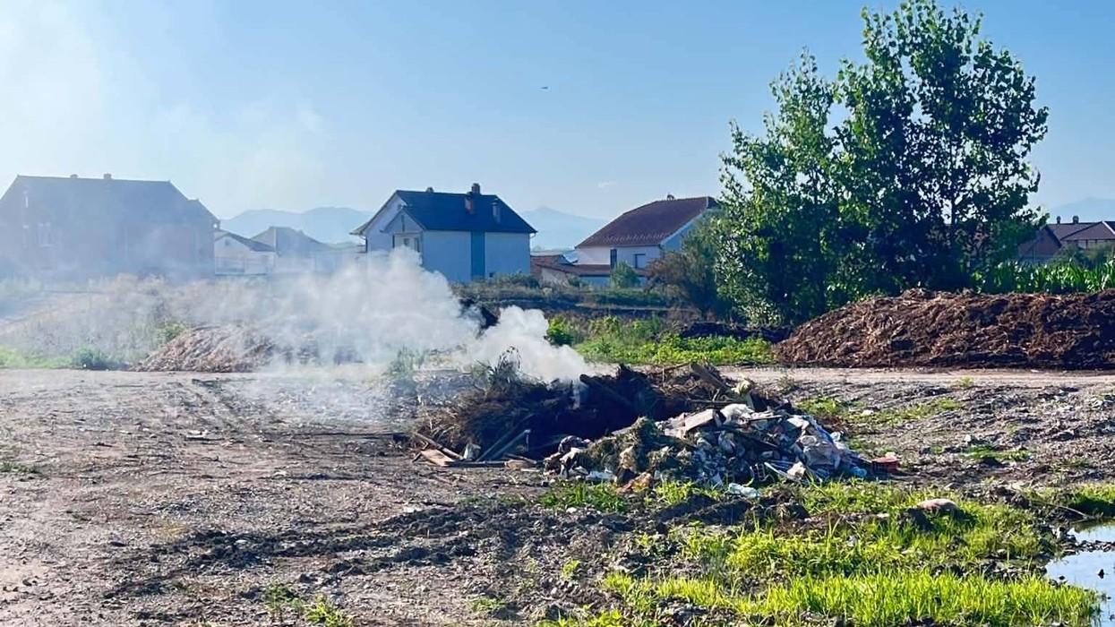 “Mos e ndotni Malësinë e Vogël” – banorët bëjnë apel për ndalimin e hedhjes dhe djegies së mbeturinave